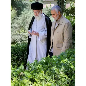 تابلوشاسی آیت‌الله خامنه‌ای، با حاج قاسم سلیمانی (کد ۰۰۲)